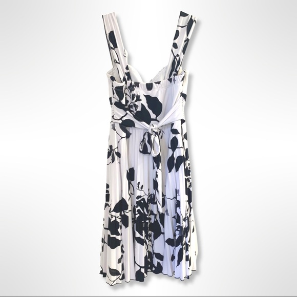 SPEECHLESS • Black and White Sleeveless Floral Dress - Picture 2 of 13